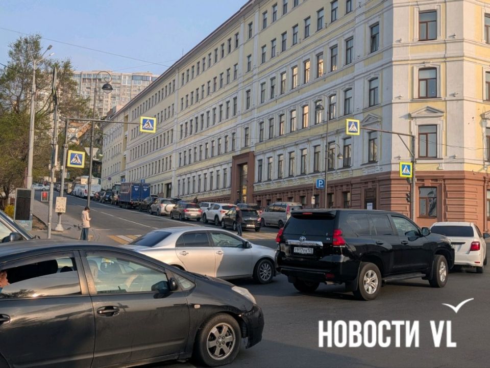 В районе 1-й Морской и Посьетской пробки, в которых стоят в том числе автобусы, идущие с «Маяка» - они сегодня разворачиваются на Посьетской и едут по Бестужева В районе 1-й Морской и Посьетской пробки, в которых стоят в том числе автобусы, идущие с «Маяка» - они сегодня разворачиваются на Посьетской и едут по Бестужева