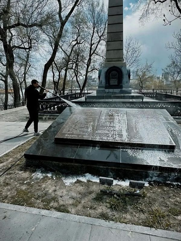 42 памятника обновили во Владивостоке к празднику