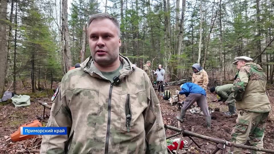 В Приморье на месте гибели советских летчиков в тайге установили мемориал - памятный знак с табличкой и фотографией советских воинов