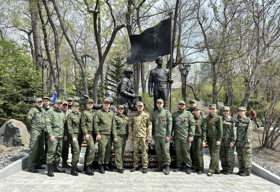 Офицеры СКР Приморья и кадеты высадили деревья у мемориала морским пехотинцам ТОФ во Владивостоке Офицеры СКР Приморья и кадеты высадили деревья у мемориала морским пехотинцам ТОФ во Владивостоке