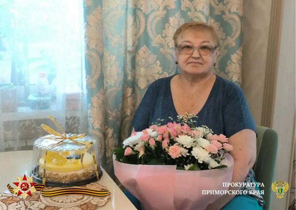 Уссурийский городской прокурор Михаил Рудницкий совместно с родственником ветерана возложил цветы к памятной доске Ивану Филипповичу Балабаю Уссурийский городской прокурор Михаил Рудницкий совместно с родственником ветерана возложил цветы к памятной доске Ивану Филипповичу Балабаю