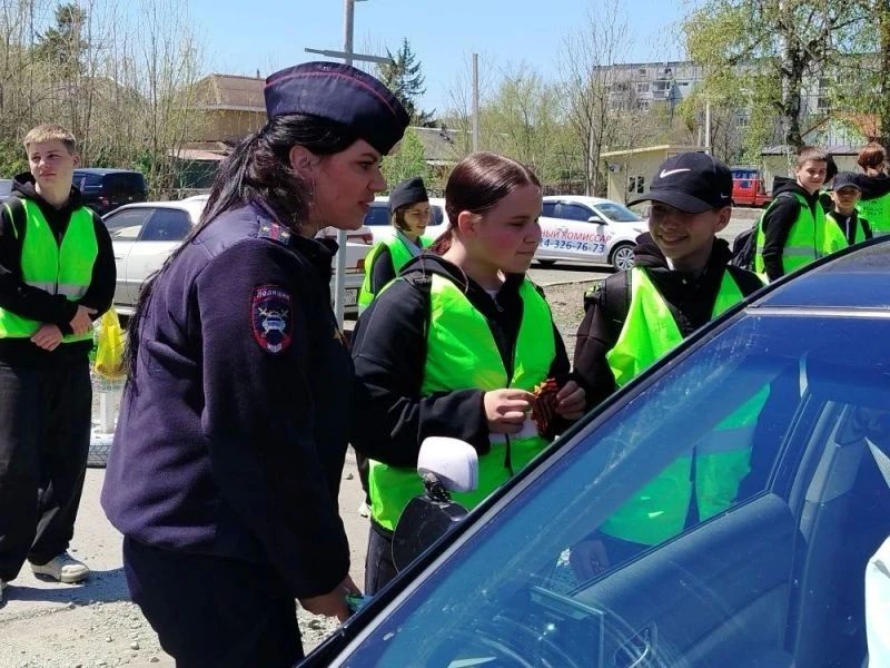 В ПРИМОРЬЕ СОТРУДНИКИ ГОСАВТОИНСПЕКЦИИ АРТЕМА И РЕБЯТА ИЗ ОТРЯДА ЮИД ПРОВОДЯТ АКЦИЮ «ГЕОРГИЕВСКАЯ ЛЕНТА» В ПРИМОРЬЕ СОТРУДНИКИ ГОСАВТОИНСПЕКЦИИ АРТЕМА И РЕБЯТА ИЗ ОТРЯДА ЮИД ПРОВОДЯТ АКЦИЮ «ГЕОРГИЕВСКАЯ ЛЕНТА»