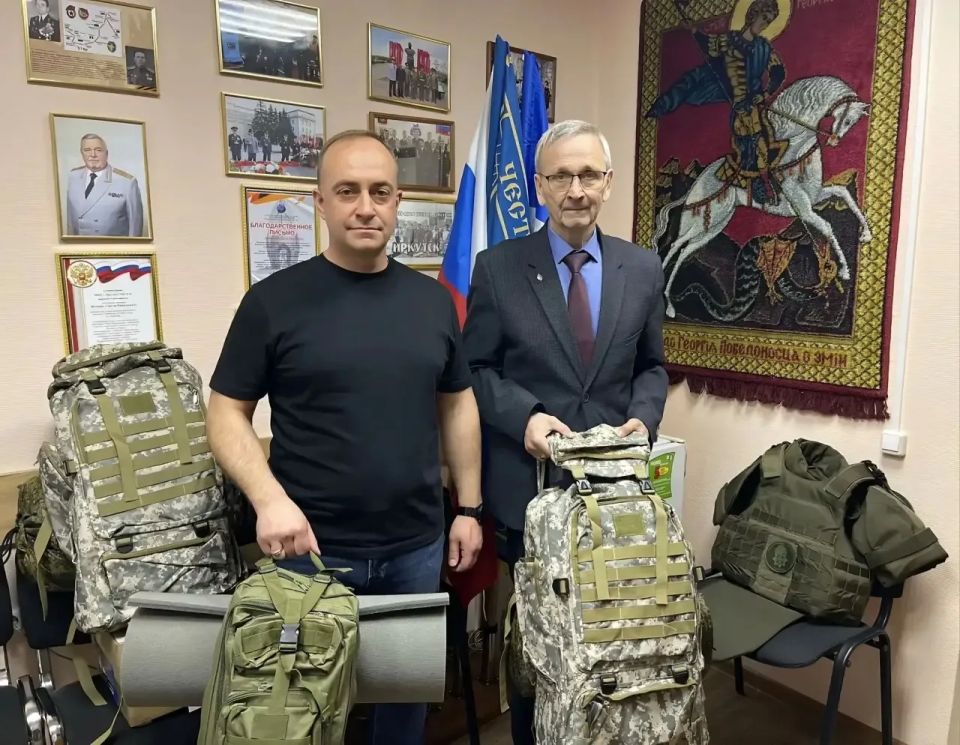 В Иркутске ветераны транспортной полиции Прибайкалья во взаимодействии с членами общественного объединения «Содружество воинов сибиряков» и другими ветеранскими организациями встретили участников гуманитарного автопробега... В Иркутске ветераны транспортной полиции Прибайкалья во взаимодействии с членами общественного объединения «Содружество воинов сибиряков» и другими ветеранскими организациями встретили участников гуманитарного автопробега...