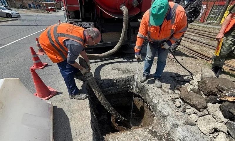 Во Владивостоке продолжают готовить ливневую канализацию к сезону дождей