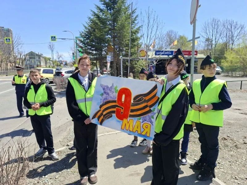 В ПРИМОРЬЕ СОТРУДНИКИ ГОСАВТОИНСПЕКЦИИ АРТЕМА И РЕБЯТА ИЗ ОТРЯДА ЮИД ПРОВОДЯТ АКЦИЮ «ГЕОРГИЕВСКАЯ ЛЕНТА» В ПРИМОРЬЕ СОТРУДНИКИ ГОСАВТОИНСПЕКЦИИ АРТЕМА И РЕБЯТА ИЗ ОТРЯДА ЮИД ПРОВОДЯТ АКЦИЮ «ГЕОРГИЕВСКАЯ ЛЕНТА»