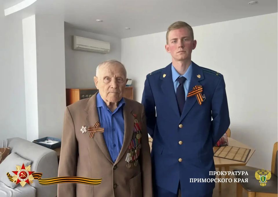 Сотрудники прокуратуры города Артёма посетили ветерана Великой Отечественной войны Иннокентия Афонасьевича Отева Сотрудники прокуратуры города Артёма посетили ветерана Великой Отечественной войны Иннокентия Афонасьевича Отева