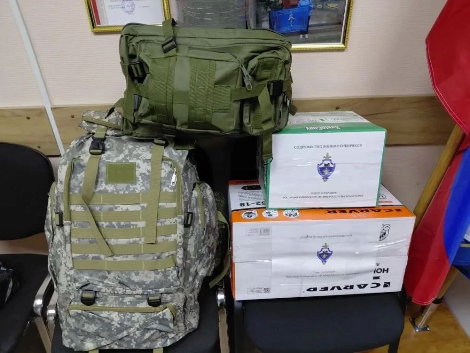 В Иркутске ветераны транспортной полиции Прибайкалья во взаимодействии с членами общественного объединения «Содружество воинов сибиряков» и другими ветеранскими организациями встретили участников гуманитарного автопробега... В Иркутске ветераны транспортной полиции Прибайкалья во взаимодействии с членами общественного объединения «Содружество воинов сибиряков» и другими ветеранскими организациями встретили участников гуманитарного автопробега...