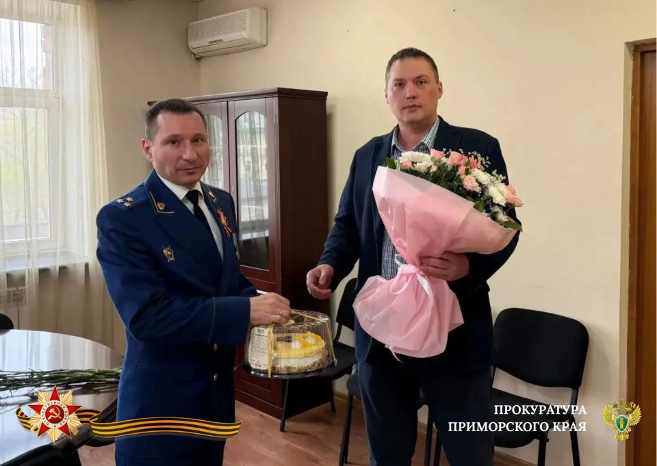 Уссурийский городской прокурор Михаил Рудницкий совместно с родственником ветерана возложил цветы к памятной доске Ивану Филипповичу Балабаю Уссурийский городской прокурор Михаил Рудницкий совместно с родственником ветерана возложил цветы к памятной доске Ивану Филипповичу Балабаю