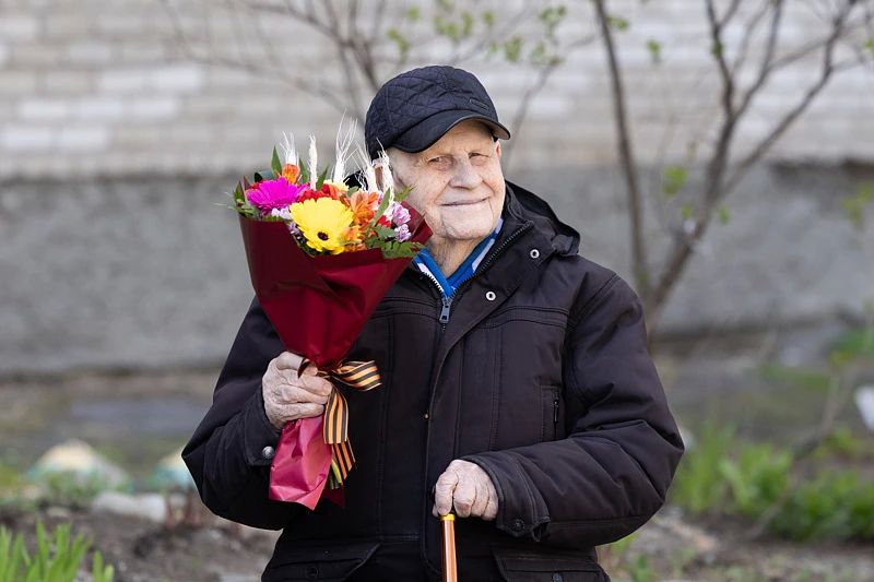 Во Владивостоке поздраляют ветеранов с наступающим Днем Победы