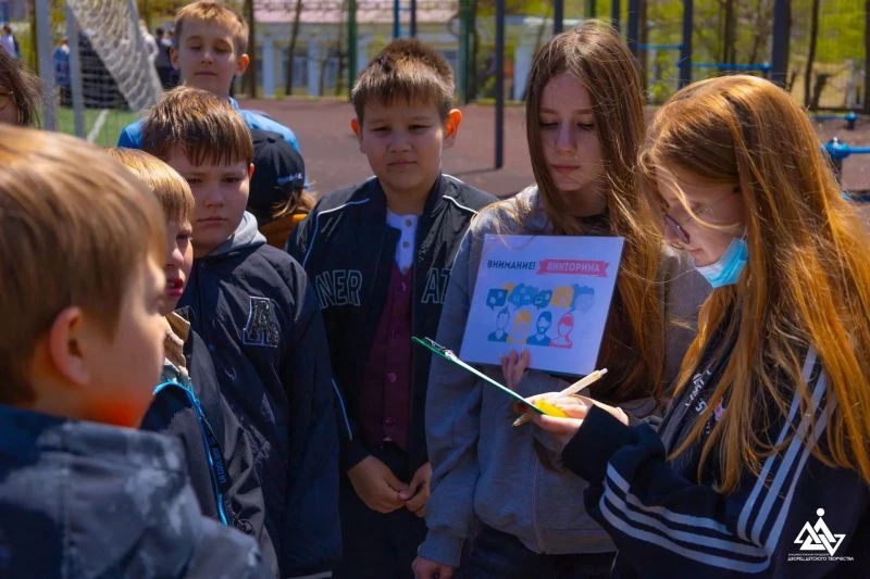 Школьники Владивостока вместе с сотрудниками полиции и общественниками повторили правила дорожного движения в увлекательном квесте Школьники Владивостока вместе с сотрудниками полиции и общественниками повторили правила дорожного движения в увлекательном квесте