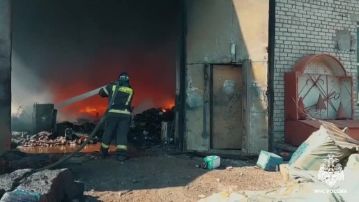 В Уссурийске вспыхнул пожар в здании c автомобильными деталями
