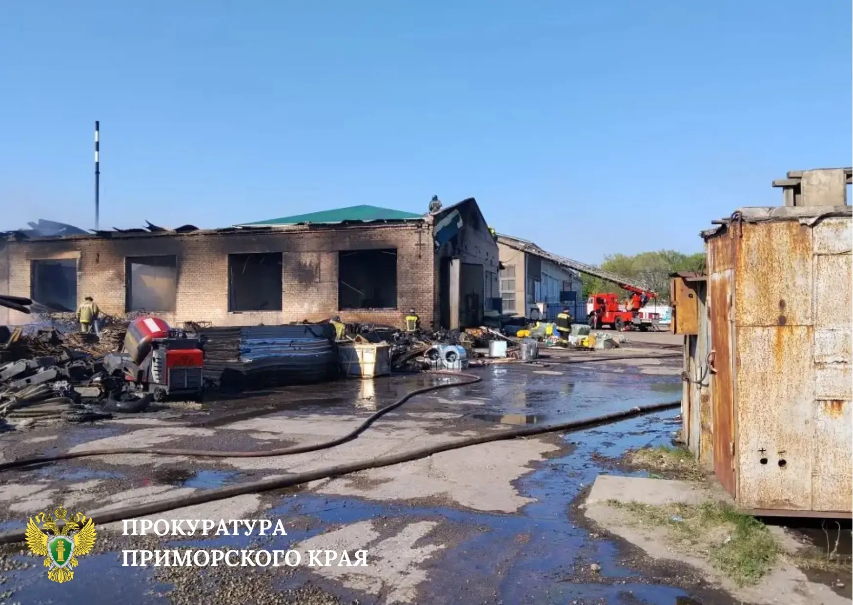 Прокуратура контролирует установление обстоятельств пожара на складе автозапчастей в Уссурийске