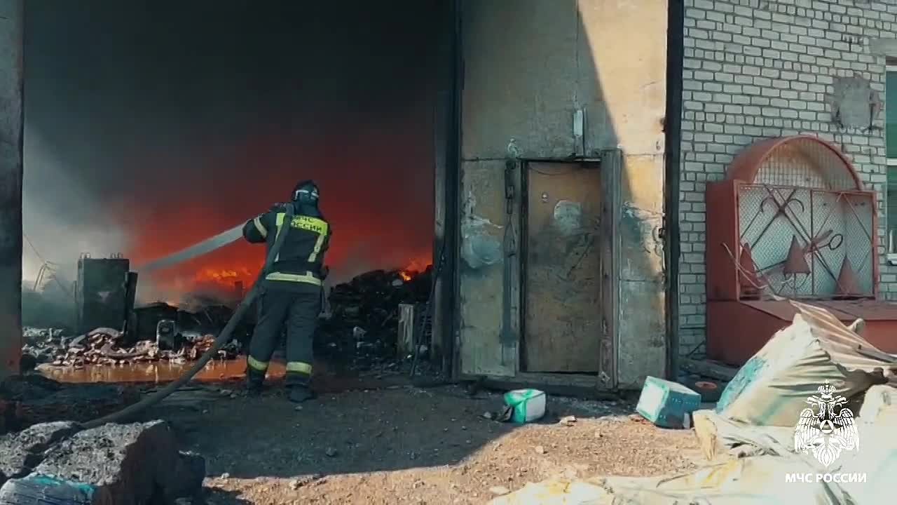 Огнеборцы МЧС России ликвидируют возгорание на складах в Уссурийске