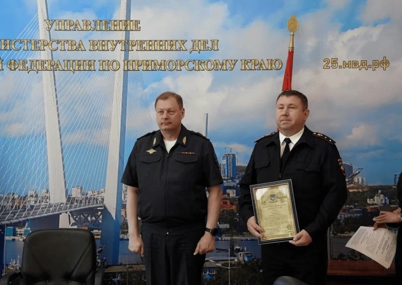 Глава УМВД Приморья Александр Табакаев поздравил сотрудников охранно-конвойных подразделений с профессиональным праздником Глава УМВД Приморья Александр Табакаев поздравил сотрудников охранно-конвойных подразделений с профессиональным праздником