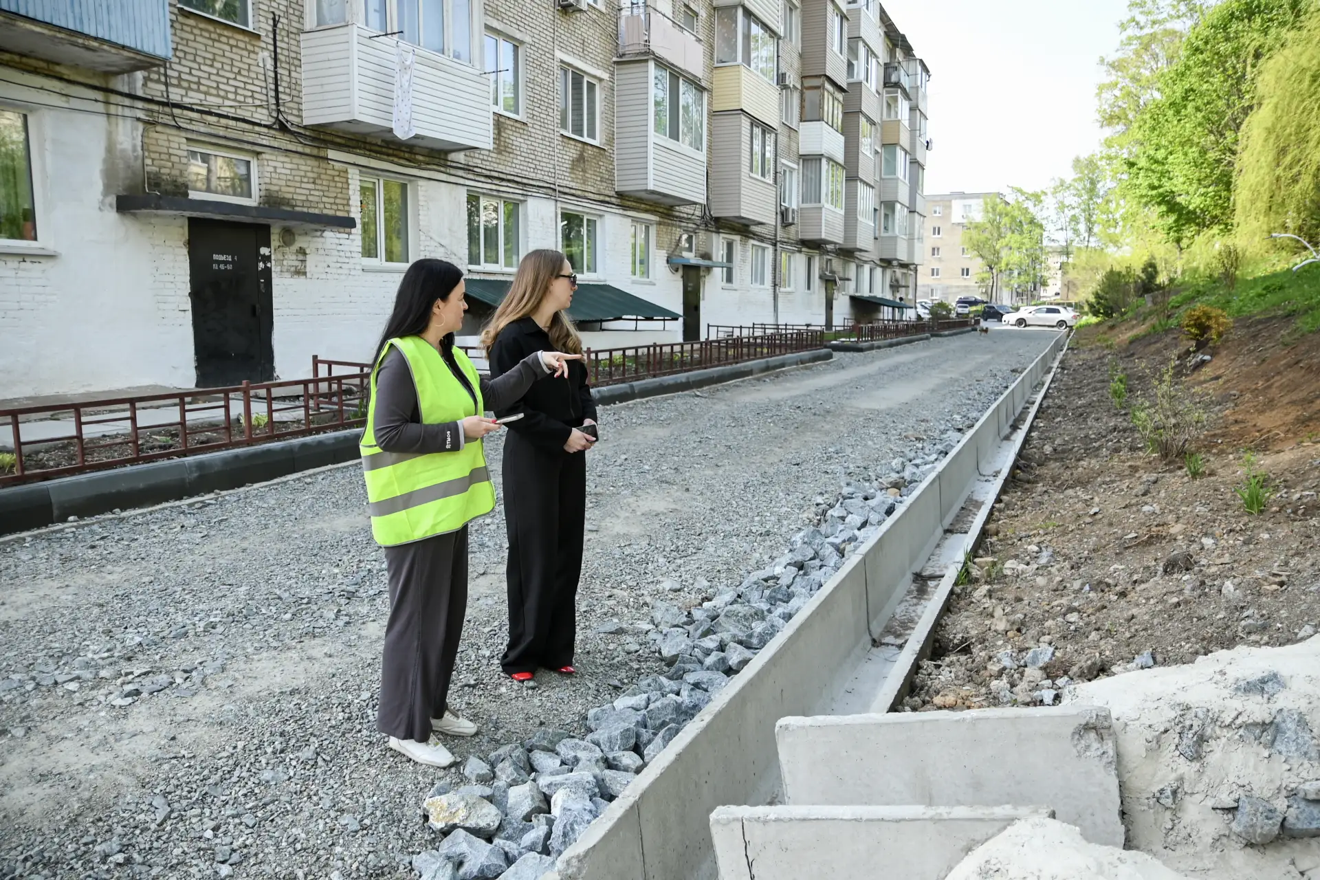 В Находкинском городском округе продолжаются работы по благоустройству дворов В Находкинском городском округе продолжаются работы по благоустройству дворов
