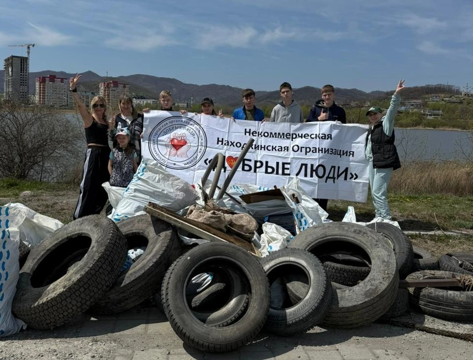 Берег озера Лебяжье в Находке очистили от бытового мусора