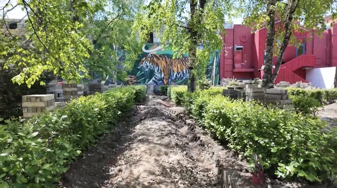 В сквере Городов-побратимов Владивостока начали обустраивать новые пешеходные маршруты