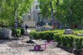 В сквере Городов-побратимов Владивостока начали укладку новых дорожек