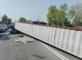 В Артёме огромный контейнер упал на машину