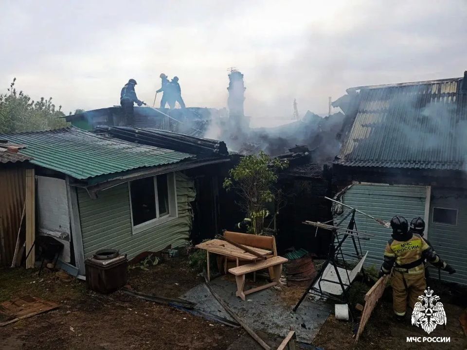Огнеборцы МЧС России ликвидировали возгорание частного дома во Владивостоке