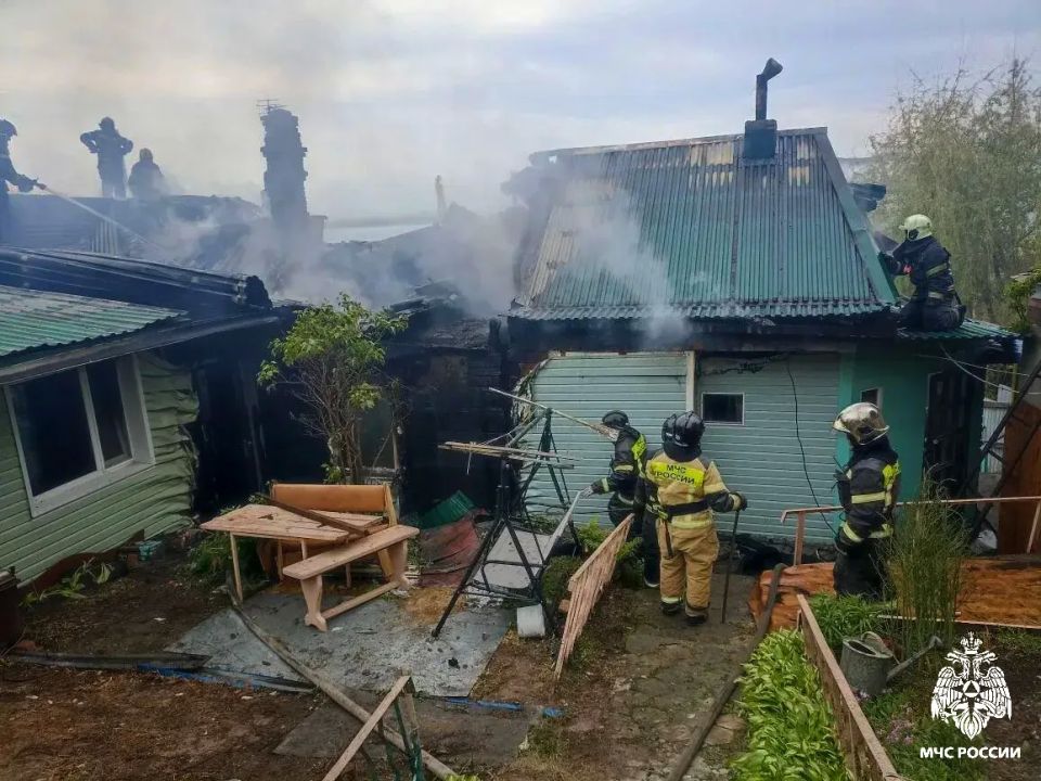 Огнеборцы МЧС России ликвидировали возгорание частного дома во Владивостоке Огнеборцы МЧС России ликвидировали возгорание частного дома во Владивостоке