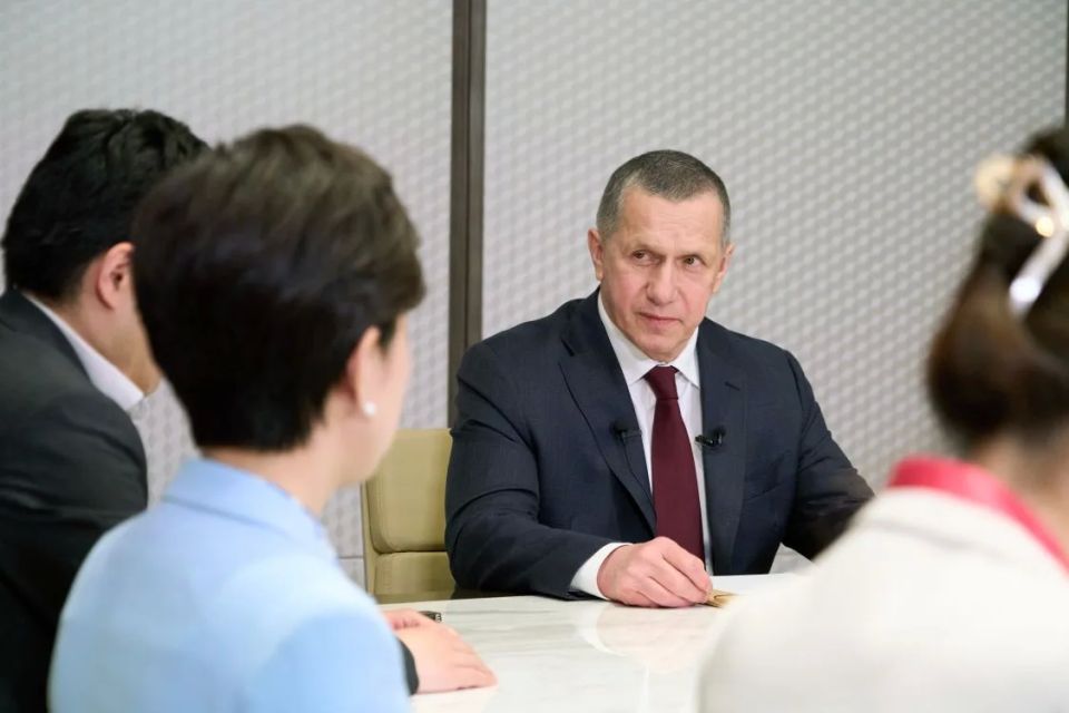 В Харбине полпред ДФО Юрий Трутнев встретился с руководством китайских компаний в сфере международной торговли, инвестиций, энергетики и развития высокотехнологичных производств В Харбине полпред ДФО Юрий Трутнев встретился с руководством китайских компаний в сфере международной торговли, инвестиций, энергетики и развития высокотехнологичных производств