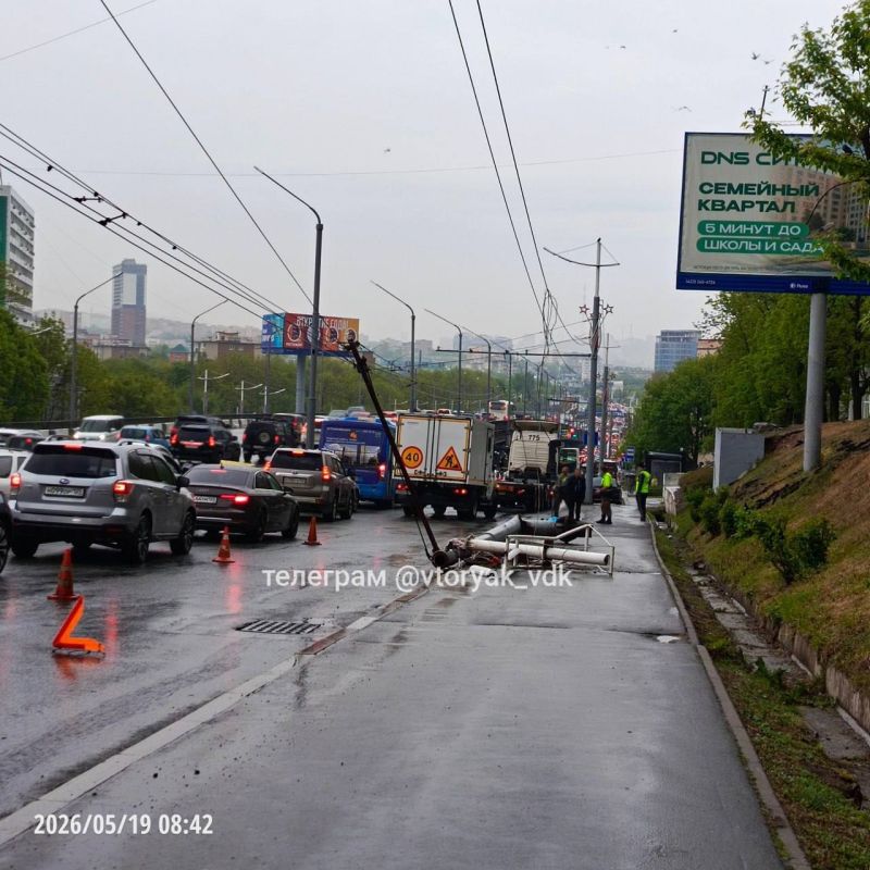 Во Владивостоке большегруз снёс опору освещения и дорожные знаки, спровоцировав многокилометровую пробку