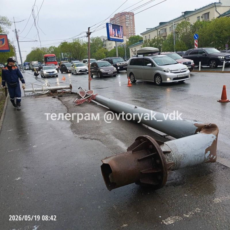 Во Владивостоке большегруз снёс опору освещения и дорожные знаки, спровоцировав многокилометровую пробку Во Владивостоке большегруз снёс опору освещения и дорожные знаки, спровоцировав многокилометровую пробку