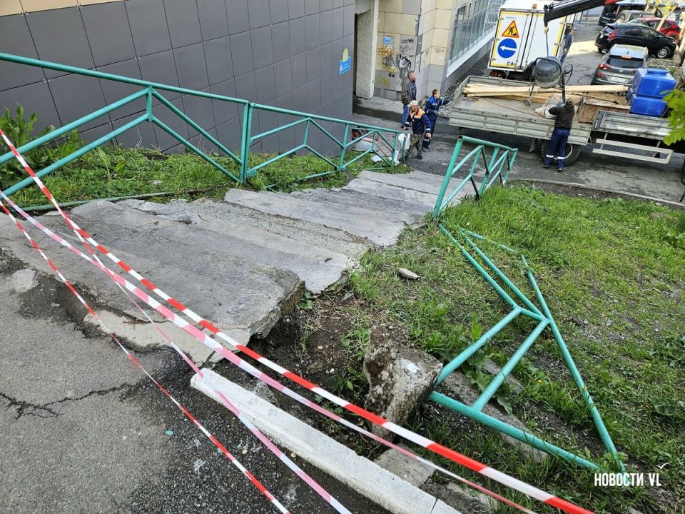 Женщина упала вместе с перилами лестницы на Сахалинской, на руку ей пришлось наложить швы Женщина упала вместе с перилами лестницы на Сахалинской, на руку ей пришлось наложить швы