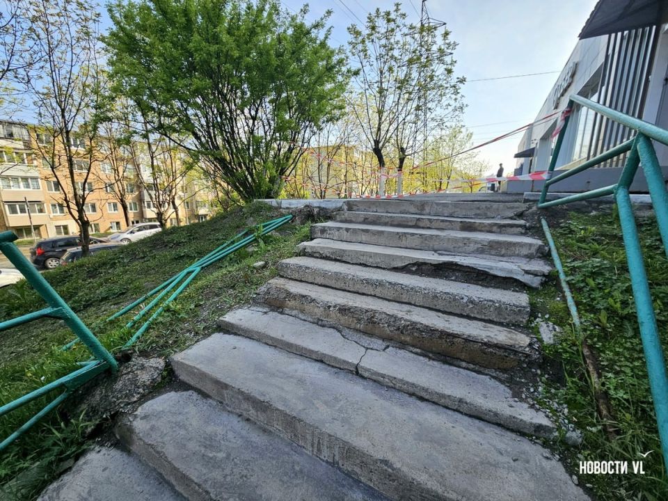 Женщина упала вместе с перилами лестницы на Сахалинской, на руку ей пришлось наложить швы Женщина упала вместе с перилами лестницы на Сахалинской, на руку ей пришлось наложить швы