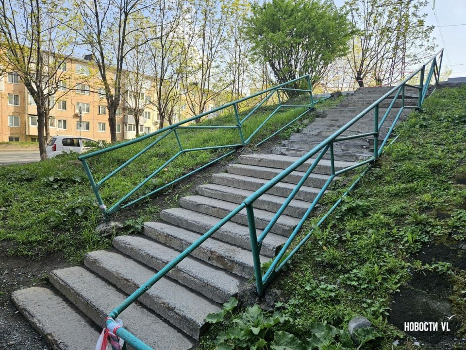 Женщина упала вместе с перилами лестницы на Сахалинской, на руку ей пришлось наложить швы