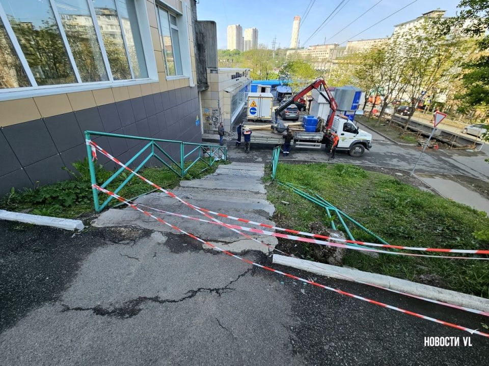 Женщина упала вместе с перилами лестницы на Сахалинской, на руку ей пришлось наложить швы Женщина упала вместе с перилами лестницы на Сахалинской, на руку ей пришлось наложить швы
