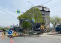 В районе Верхнепортовой, 43 разрыли и перекрыли часть автомобильной дороги, чтобы устранить повреждение на участке магистральной сети