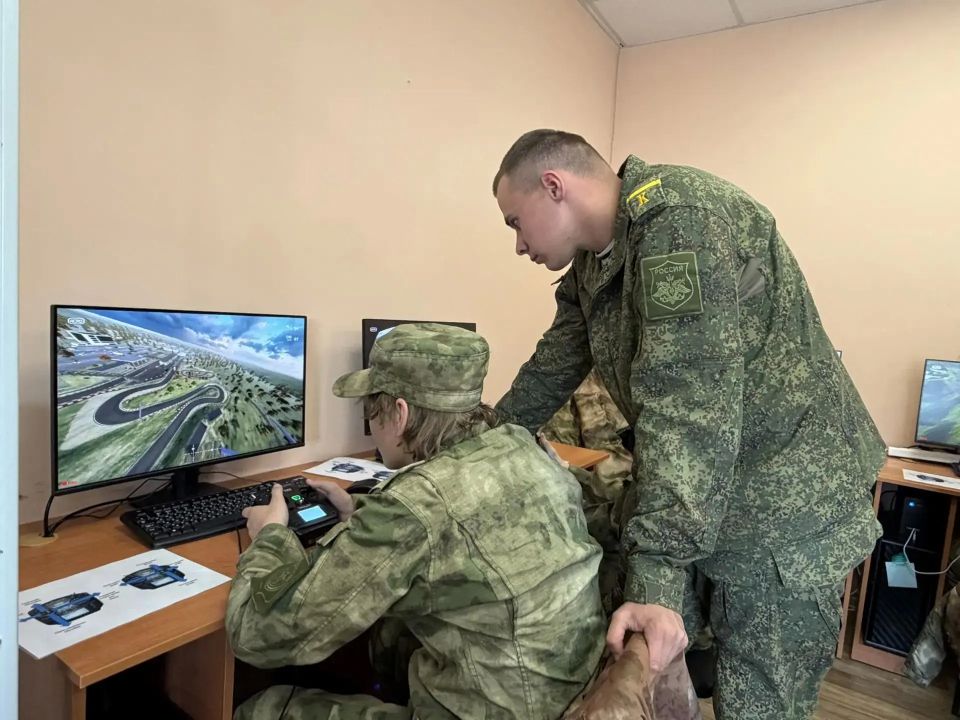 Курсанты ДВОКУ обучают приморских школьников в центре «Авангард» Курсанты ДВОКУ обучают приморских школьников в центре «Авангард»