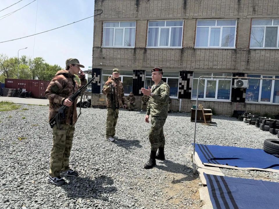 Курсанты ДВОКУ обучают приморских школьников в центре «Авангард» Курсанты ДВОКУ обучают приморских школьников в центре «Авангард»