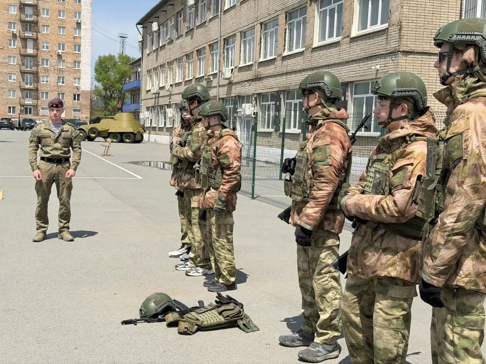 Курсанты ДВОКУ обучают приморских школьников в центре «Авангард» Курсанты ДВОКУ обучают приморских школьников в центре «Авангард»