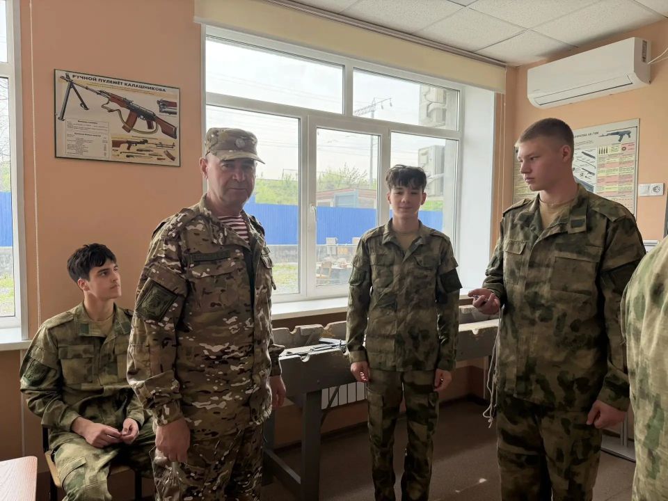 Курсанты ДВОКУ обучают приморских школьников в центре «Авангард»