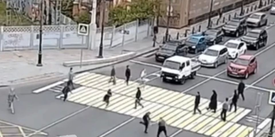 ПОЛИЦИЯ ПРОСИТ ОКАЗАТЬ СОДЕЙСТВИЕ В УСТАНОВЛЕНИИ ЛИЧНОСТИ МУЖЧИНЫ, УДАРИВШЕГО НЕСОВЕРШЕННОЛЕТНЕГО В ЦЕНТРЕ ВЛАДИВОСТОКА