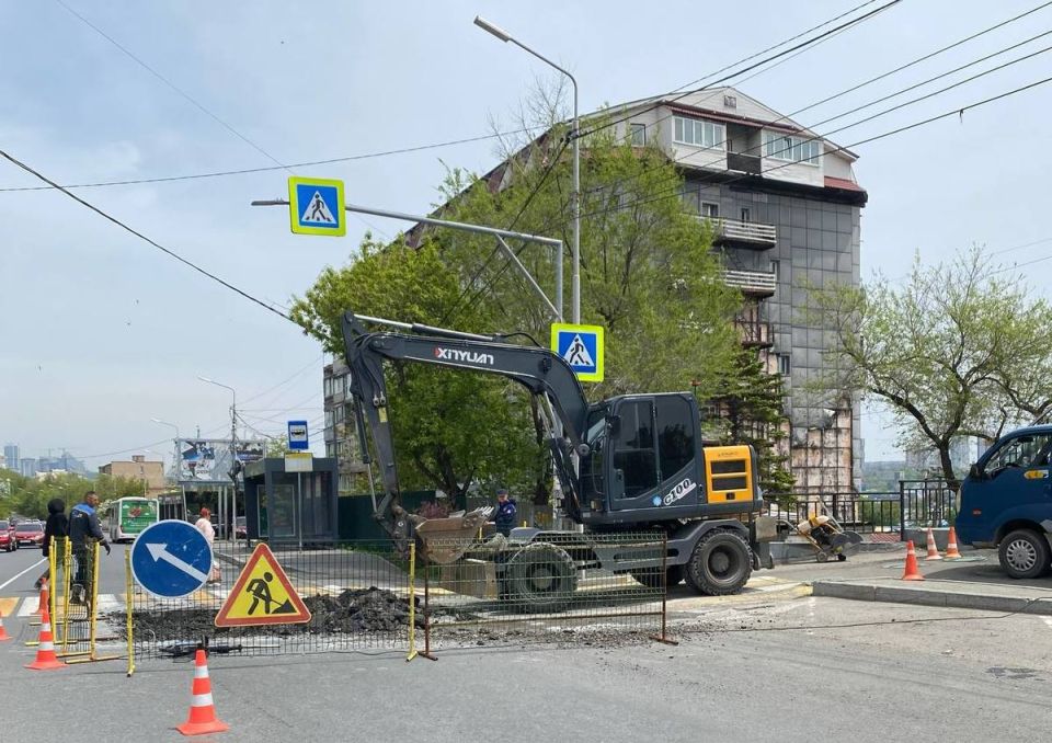 В районе Верхнепортовой, 43 разрыли и перекрыли часть автомобильной дороги, чтобы устранить повреждение на участке магистральной сети