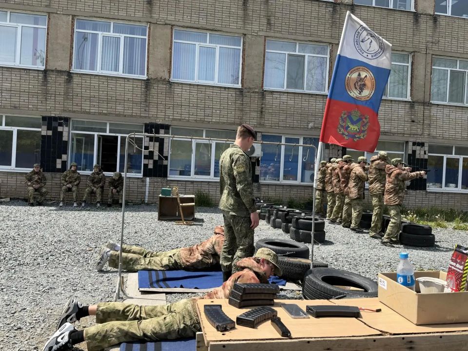 Курсанты ДВОКУ обучают приморских школьников в центре «Авангард» Курсанты ДВОКУ обучают приморских школьников в центре «Авангард»