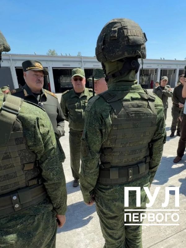 Лукашенко в рамках проходящих "ядерных" учений посетил базу ракетной бригады ВС Белоруссии, на вооружении которой находится ОТРК "Искандер-М" Лукашенко в рамках проходящих "ядерных" учений посетил базу ракетной бригады ВС Белоруссии, на вооружении которой находится ОТРК "Искандер-М"
