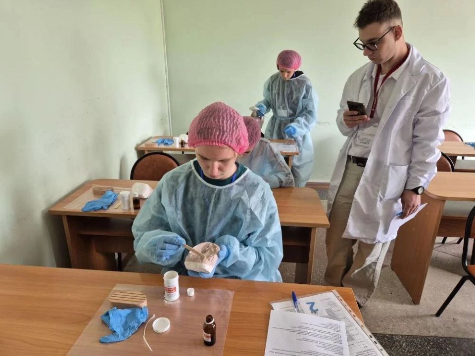 Школьники из Приморья и Хабаровского края в эти дни управляют агродронами, программируют роботов и учатся прогнозировать урожай по метеоданным Школьники из Приморья и Хабаровского края в эти дни управляют агродронами, программируют роботов и учатся прогнозировать урожай по метеоданным