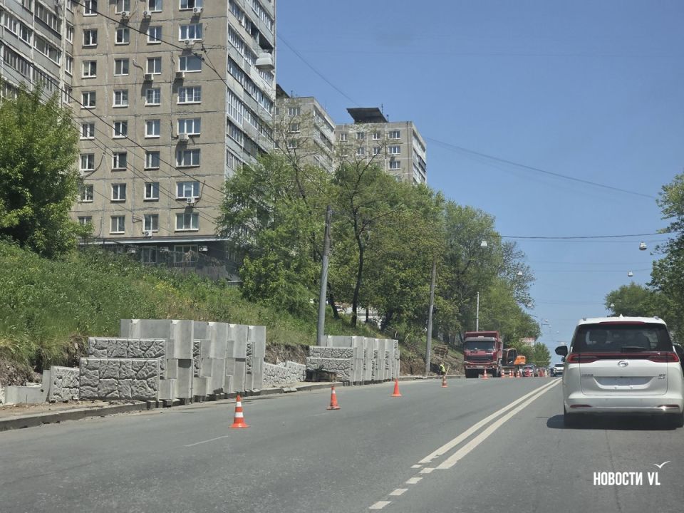На Океанском проспекте продолжается ремонт подпорной стены На Океанском проспекте продолжается ремонт подпорной стены