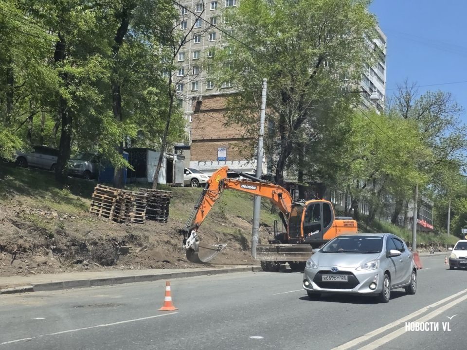 На Океанском проспекте продолжается ремонт подпорной стены На Океанском проспекте продолжается ремонт подпорной стены
