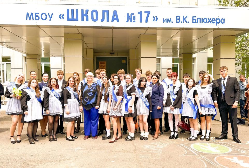 Офицеры СКР по Приморскому краю приняли участие в «Последнем звонке» у первых подшефных кадет Офицеры СКР по Приморскому краю приняли участие в «Последнем звонке» у первых подшефных кадет