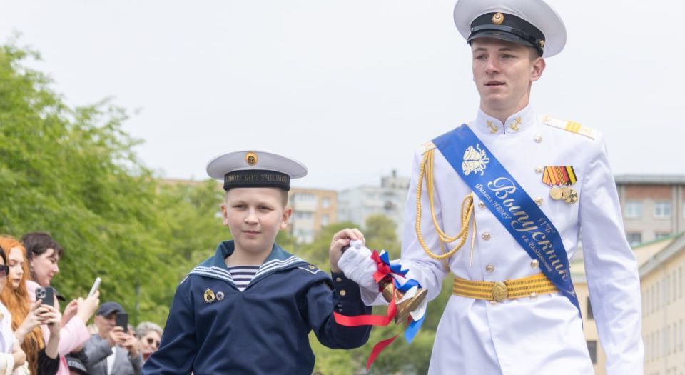 Для выпускников Нахимовского военно-морского училища Владивостока прозвенел последний звонок Для выпускников Нахимовского военно-морского училища Владивостока прозвенел последний звонок