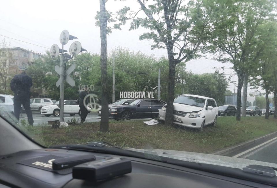 В районе Постышева в результате ДТП Toyota Corolla Fielder оказалась на разделительной полосе и въехала в дерево В районе Постышева в результате ДТП Toyota Corolla Fielder оказалась на разделительной полосе и въехала в дерево