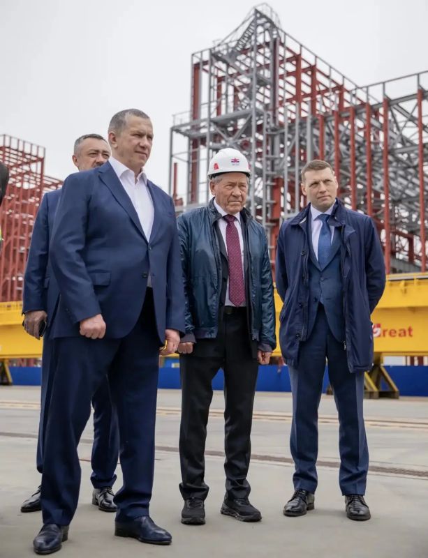 Заместитель Генерального прокурора России Виктор Мельник принял участие в мероприятии, состоявшемся на площадке судостроительного комплекса «Звезда», расположенного в Приморском крае Заместитель Генерального прокурора России Виктор Мельник принял участие в мероприятии, состоявшемся на площадке судостроительного комплекса «Звезда», расположенного в Приморском крае
