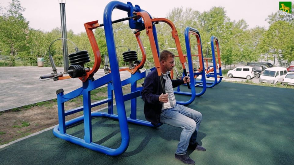 Первую уличную площадку с профессиональными тренажёрами открыли во Владивостоке Первую уличную площадку с профессиональными тренажёрами открыли во Владивостоке