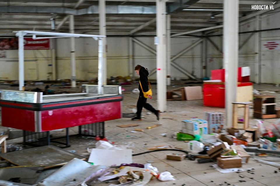 Руины Спортивного рынка во Владивостоке притягивают мародёров, маргиналов и ушедших на каникулы школьников Руины Спортивного рынка во Владивостоке притягивают мародёров, маргиналов и ушедших на каникулы школьников